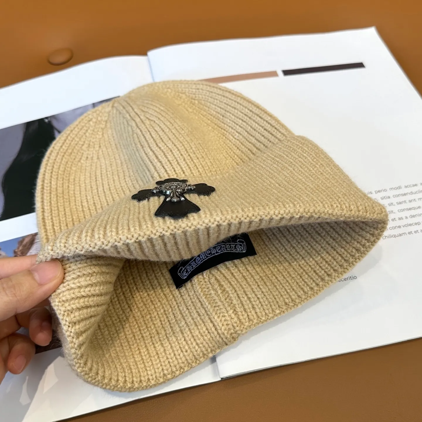 P46 🤍Chrome hearts new autumn and winter cross knitted hat🧶 One of the must-have hats in autumn and winter~ It really looks good on whoever wears it~, it is also a perfect match in black and white and gray in autumn~